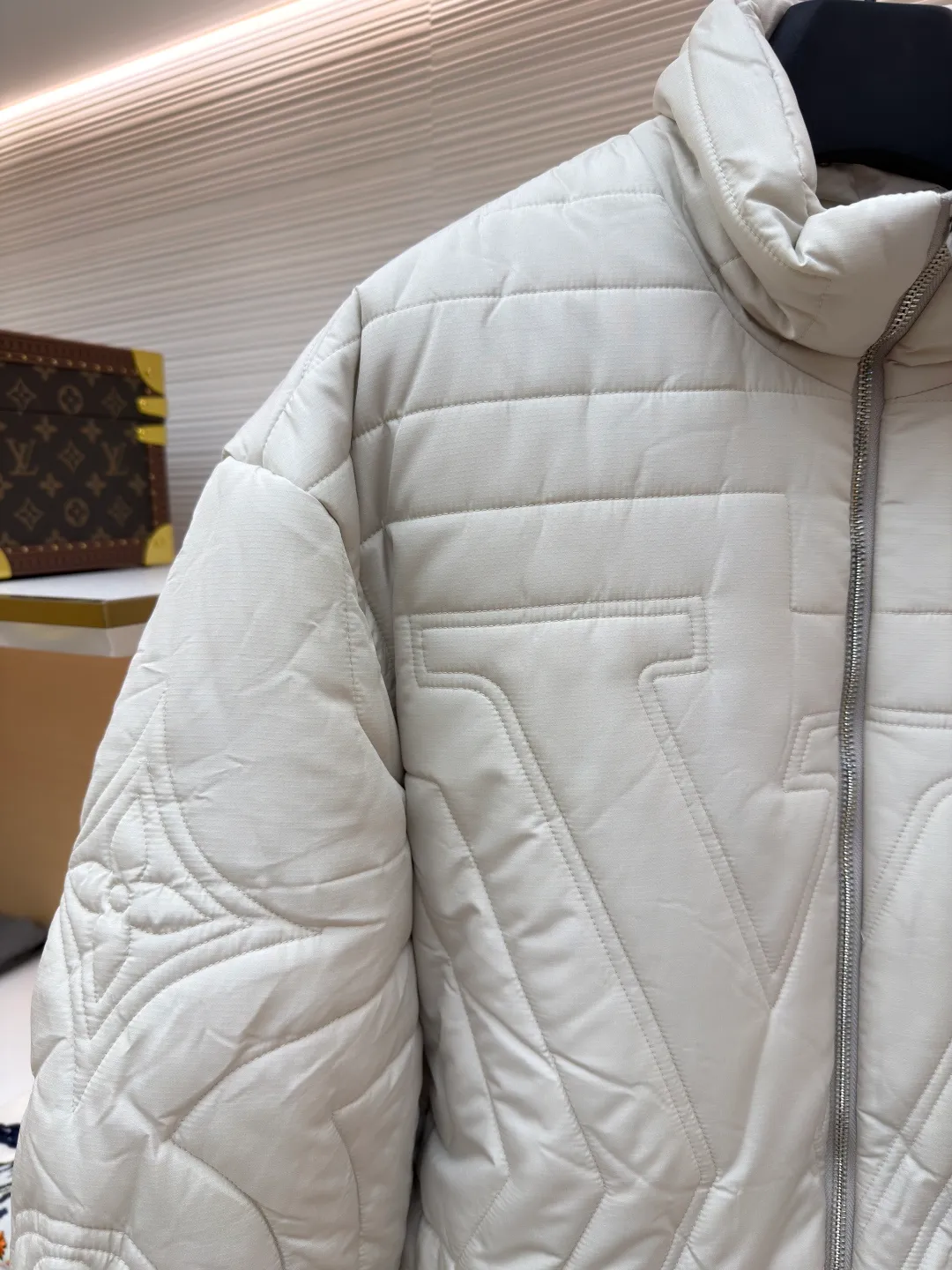 LOUIS VUITTON stand collar cotton jacket ●Original version: purchased and developed by 27775 ●Item number: 1681222-D15 ●Fabric: down fabric ●Technology: embroidery production ●Color: white ●Version: fitted version ●Weight: about 995 grams ●Size: S-M-L-XL ●Description: This diamond-shaped pattern is designed with gusseted cotton. It feels very comfortable. It is not only warm but also classy. The button-type opening and closing can highlight your temperament. The upper body is fashionable and versatile, suitable for various daily wear. It is one of the must-have items in winter. The overall wiring is straight and delicate, the fabric is comfortable and soft, and the color is consistent without color difference. It can be matched with the same style to create a fashionable look and control various occasions. Customized accessories, complete with three standards, same style for men and women!
